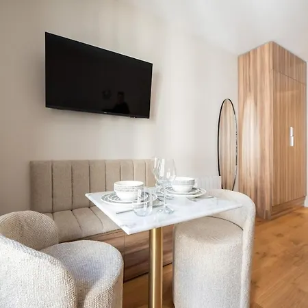 Charming Parisian Flat By Champs Elysées * París