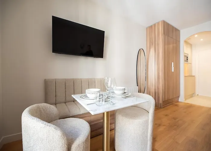 Charming Parisian Flat By Champs Elysees * Parijs